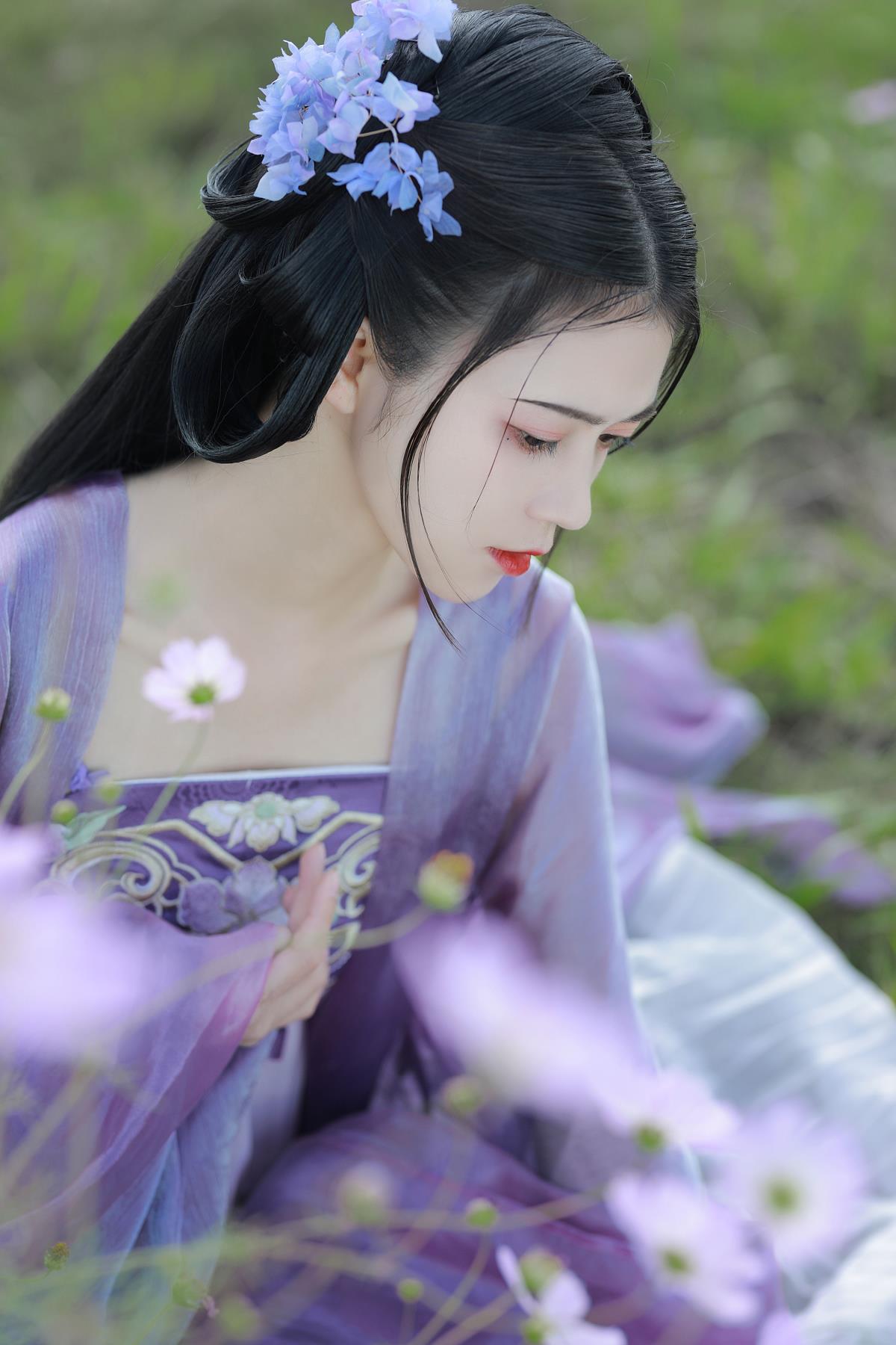 《春风拂槛，邂逅古装美人于云裳花容间》 或者 《云想衣裳花想容，春风拂槛露华浓，共赴瑶台月下古装之约》 或者 《古装美人，恰似春风拂槛，绽露华浓于春天画卷》