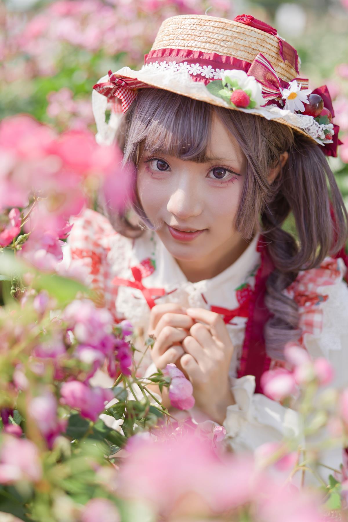 蔷薇园中的梦幻青春：邂逅童话公主与花海仙境