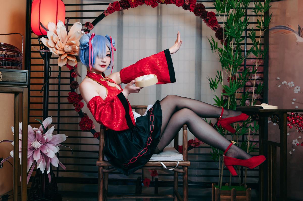 《蕾姆中国风女仆：旗袍摇曳间的梦幻演绎》