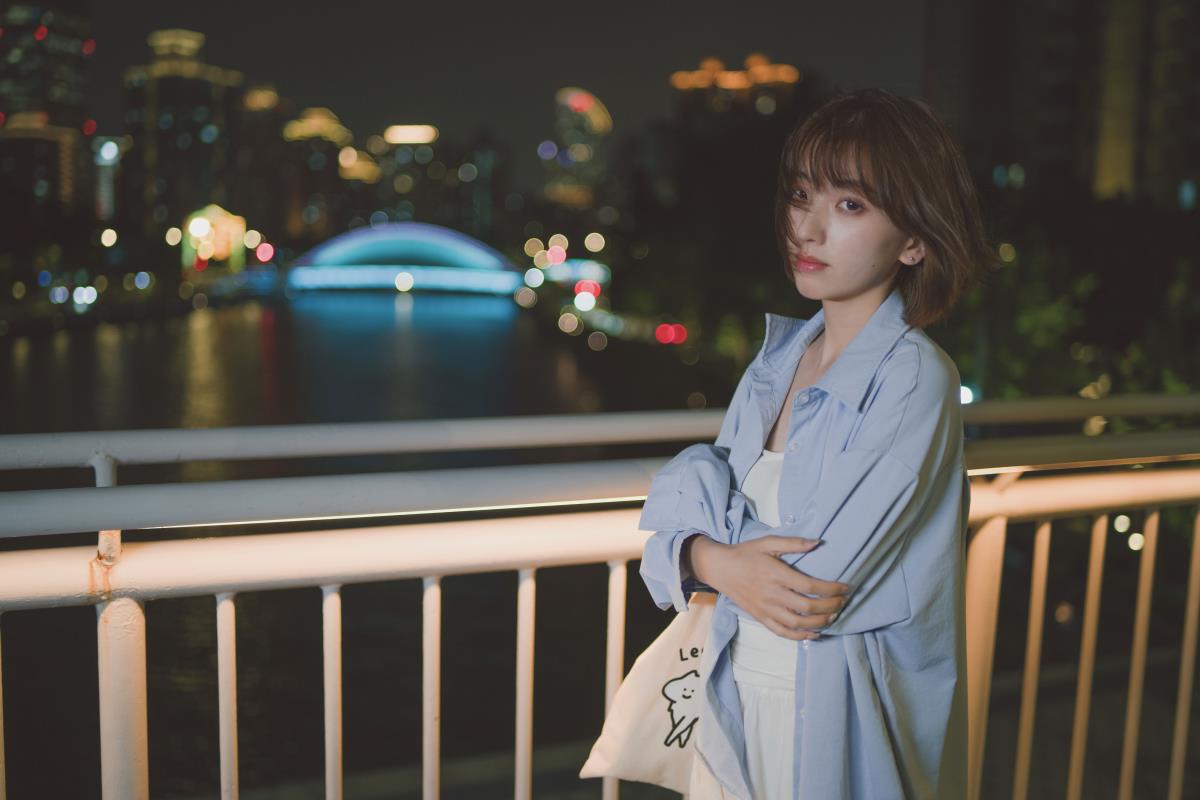 夜色中的孤岛，暖黄光晕下的颤动