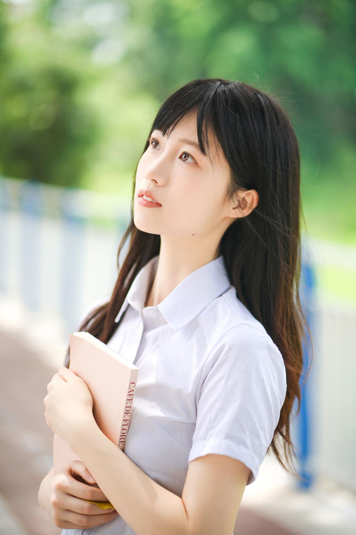 《JK少女的盛夏：日系日常永不落幕》 解析：原内容中明确提到了“日系少女”“盛夏永不落幕”“JK”“少女”“日常”“日系”等关键信息，将其进行组合，并采用了《》这种常见的标题格式，既包含了主要元素，又具有一定的意境和文艺感。 去掉《》符号后满足需求。 当然，标题可以有多种组合方式，这只是其中一种示例，比如“盛夏里的日系JK少女日常”等也符合要求，你可以根据喜好选择。