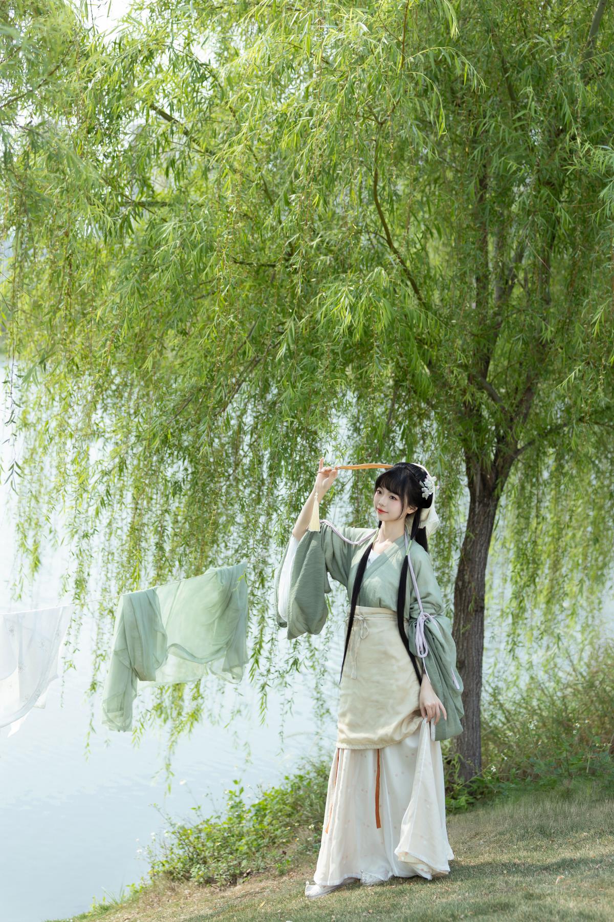 《魏晋汉服下的清冷种田梦：一溪新绿棹溪山，旧欢无梦续新涨》