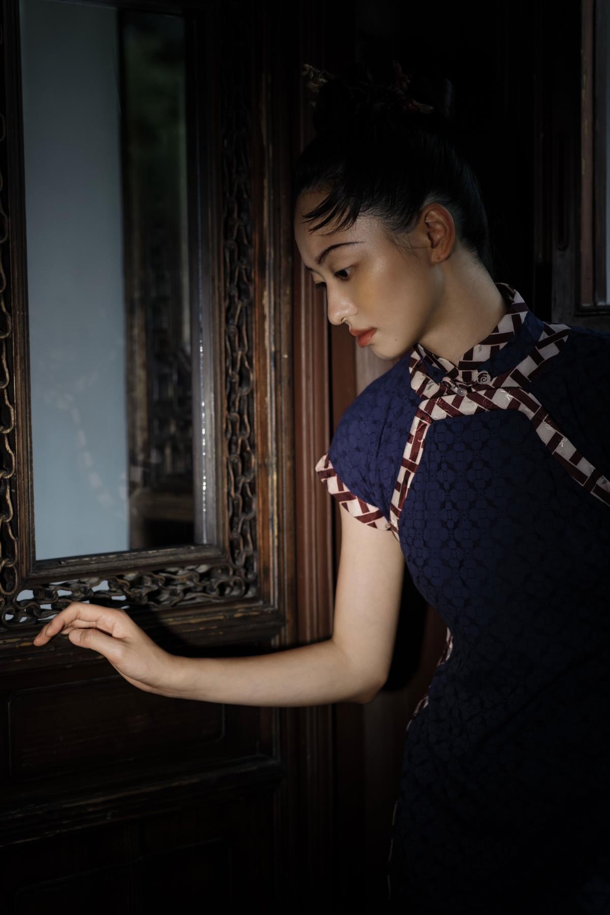 《怡园奇树寄情思，古典旗袍韵悠长》 （将提取的关键信息组合成一个标题，你可以根据实际需求调整表述方式，这里只是示例，你也可以提出更多要求和建议，让生成的标题更符合你的心意） 或者 《庭中奇树绽芳华，古典旗袍映情思》 又或者 《怡园奇树与古典旗袍的诗意邂逅》