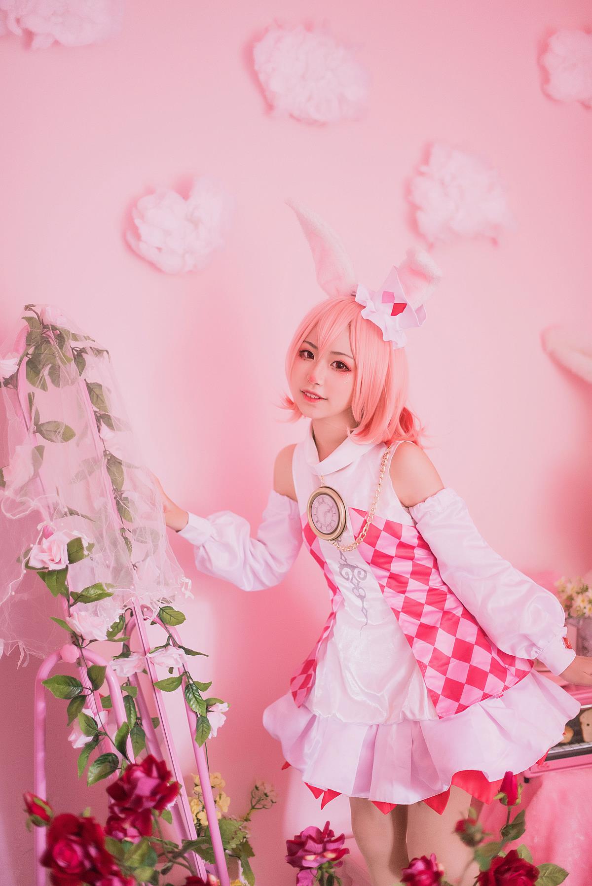 《追着怀表兔，坠入粉兔洞的爱丽丝》 解析：既包含了故事的关键元素揣着怀表的兔子、爱丽丝以及兔子洞，又用一种比较文艺的表述方式展现出来，突出了那种奇幻、充满童趣的意境。