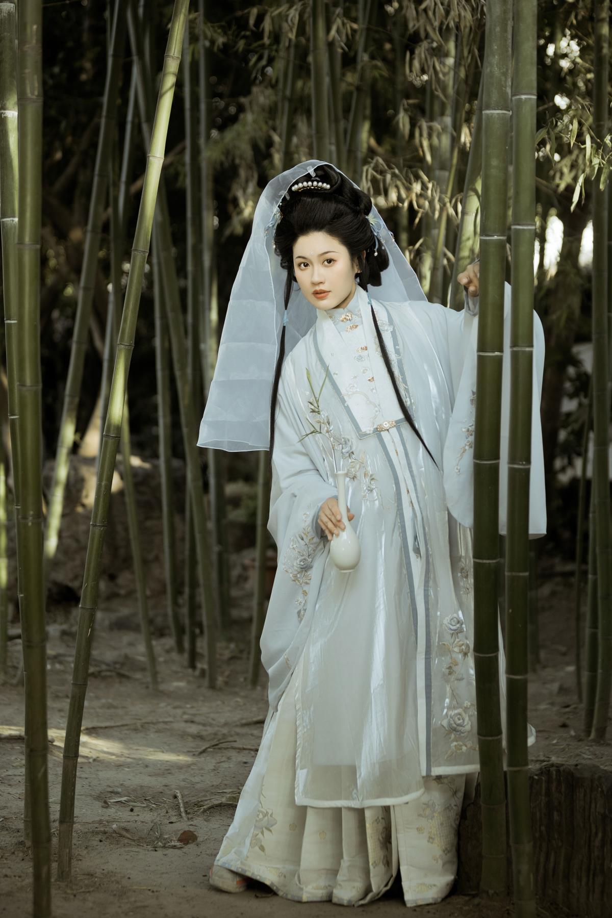 故园春半：飞燕相逢夕阳时，探寻春归何处