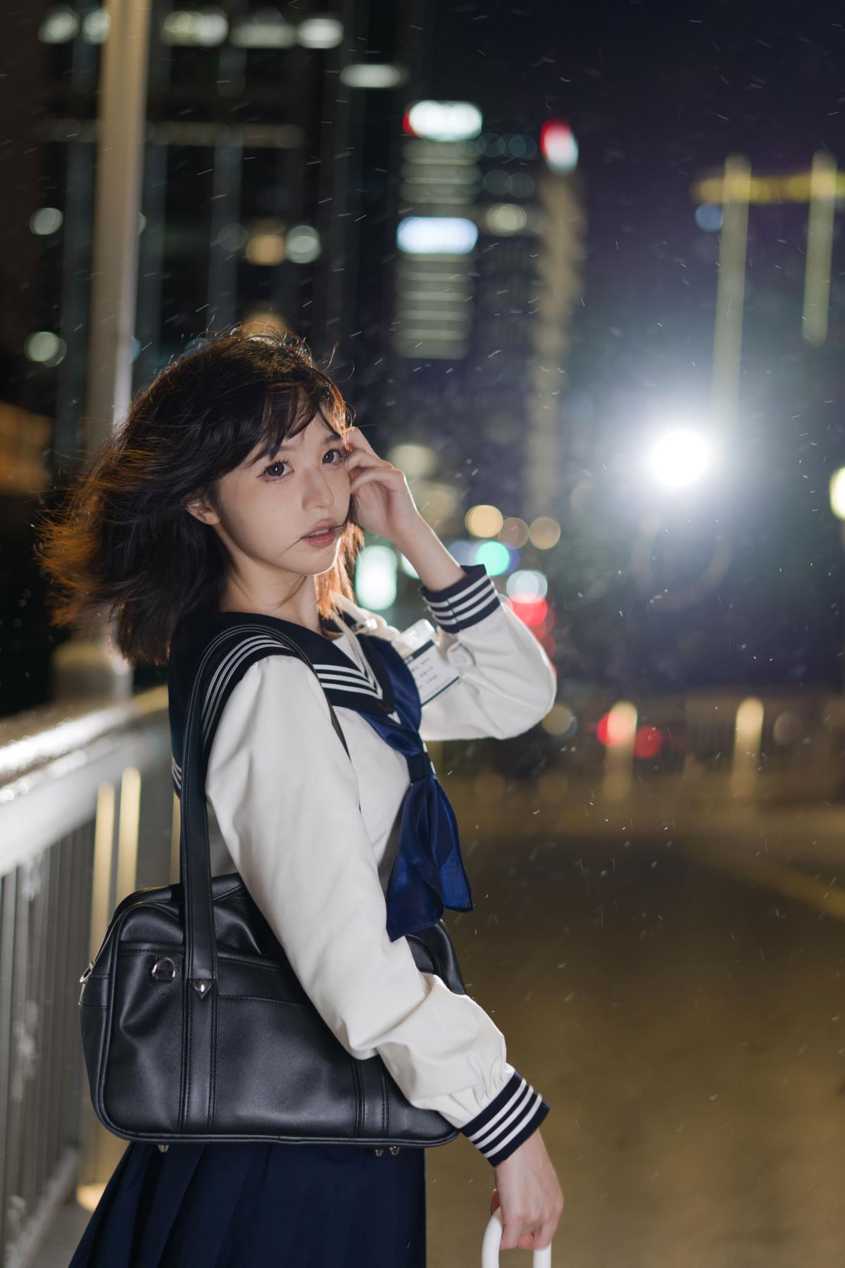 《夜色中，她与路灯下的星子共舞》或《元气少女的夜景漫步：红绿灯下的影子游戏》 或《夜色沉醉，她与柏油路上的光影诗篇》