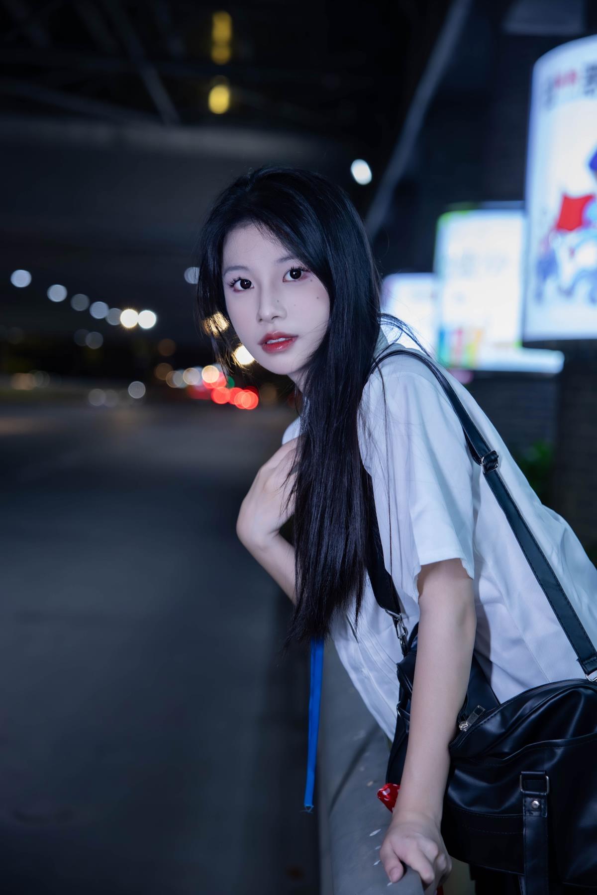 夜晚清冷感：街道上，光线勾勒的美丽风景与你 解析：保留了关键信息，同时以一种文艺的表述方式呈现出夜晚街道清冷氛围下，光线与风景、人物交织的画面，符合富有意境或文艺向风格的要求。