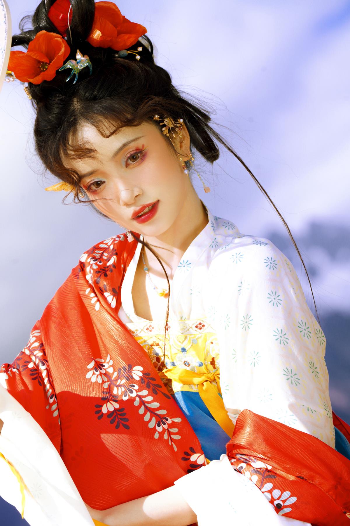 雪山下，虞美人绽放的古风意境