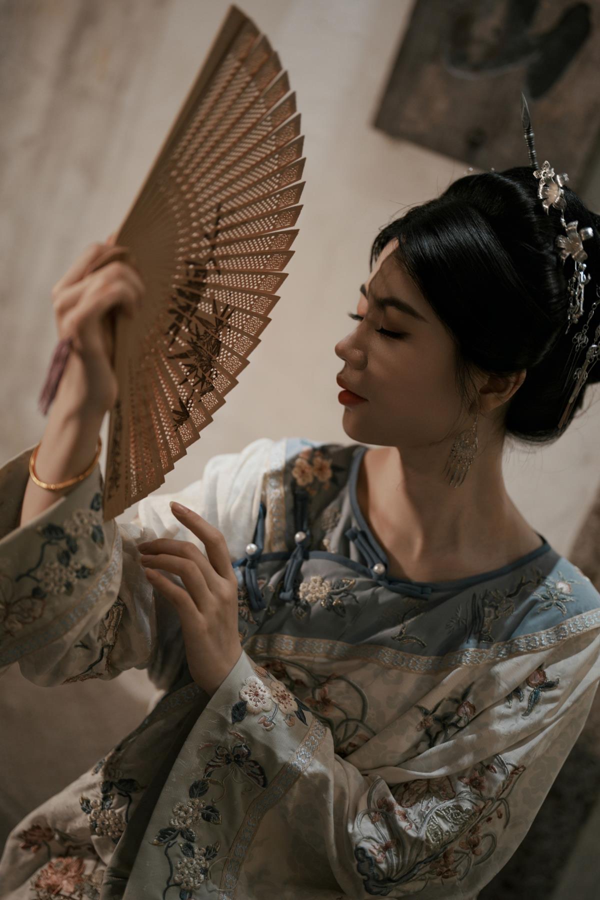 SONY A7C2 直出人像：SH 滤镜下的古风唯美情绪氛围 解析：直接按照要求提取关键信息并整理成标题，既包含了相机型号和拍摄主题人像，又突出了创意外观 SH 滤镜的参数以及营造出的古风、唯美、情绪、氛围等特点，符合富有意境或文艺向风格的要求。