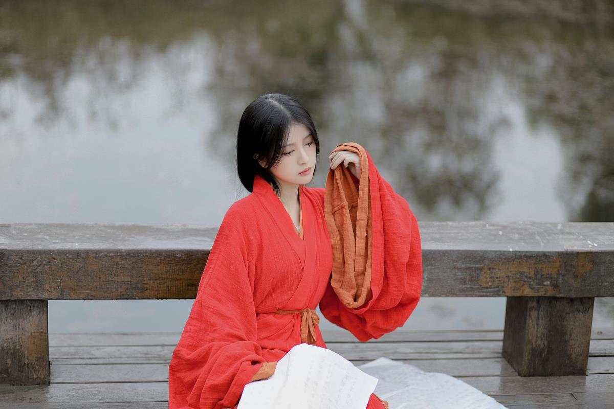 《野有蔓草间，邂逅红衣清扬婉兮佳人》 说明：结合了“野有蔓草”的诗句元素，以及“古装、古风、意境、红衣”等关键信息，展现出在野外蔓草环境中遇到身着红衣、容貌清扬婉约的佳人的意境画面。