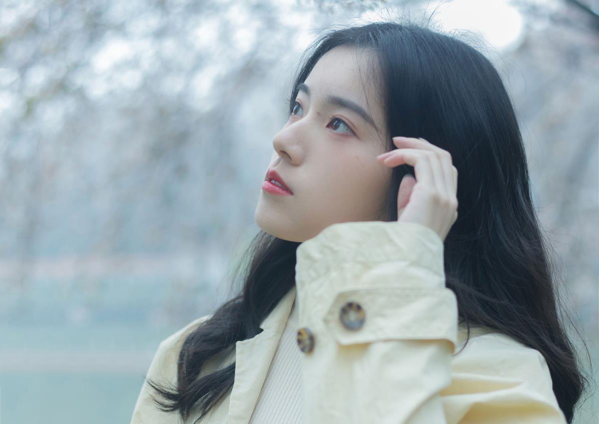 雨落紫叶李，情陷泥土香