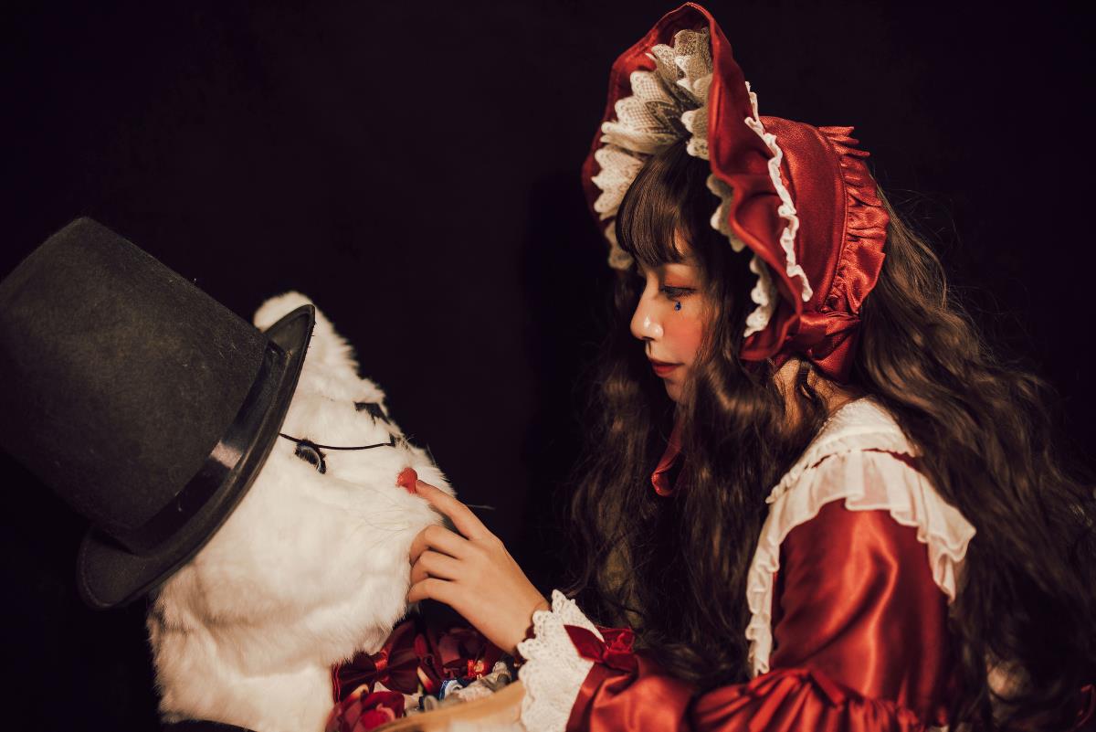 《洛丽塔梦境：猫先生胡须掉落，洋娃娃隐匿，美少女于玩具堆邂逅木偶守护》