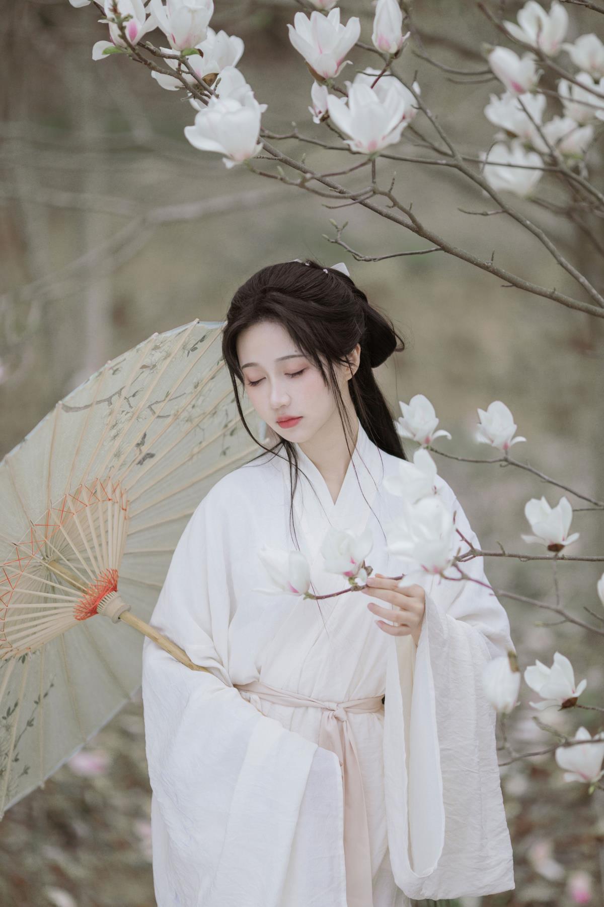 皎洁月色下的白衣仙子，步履生香玉兰绽