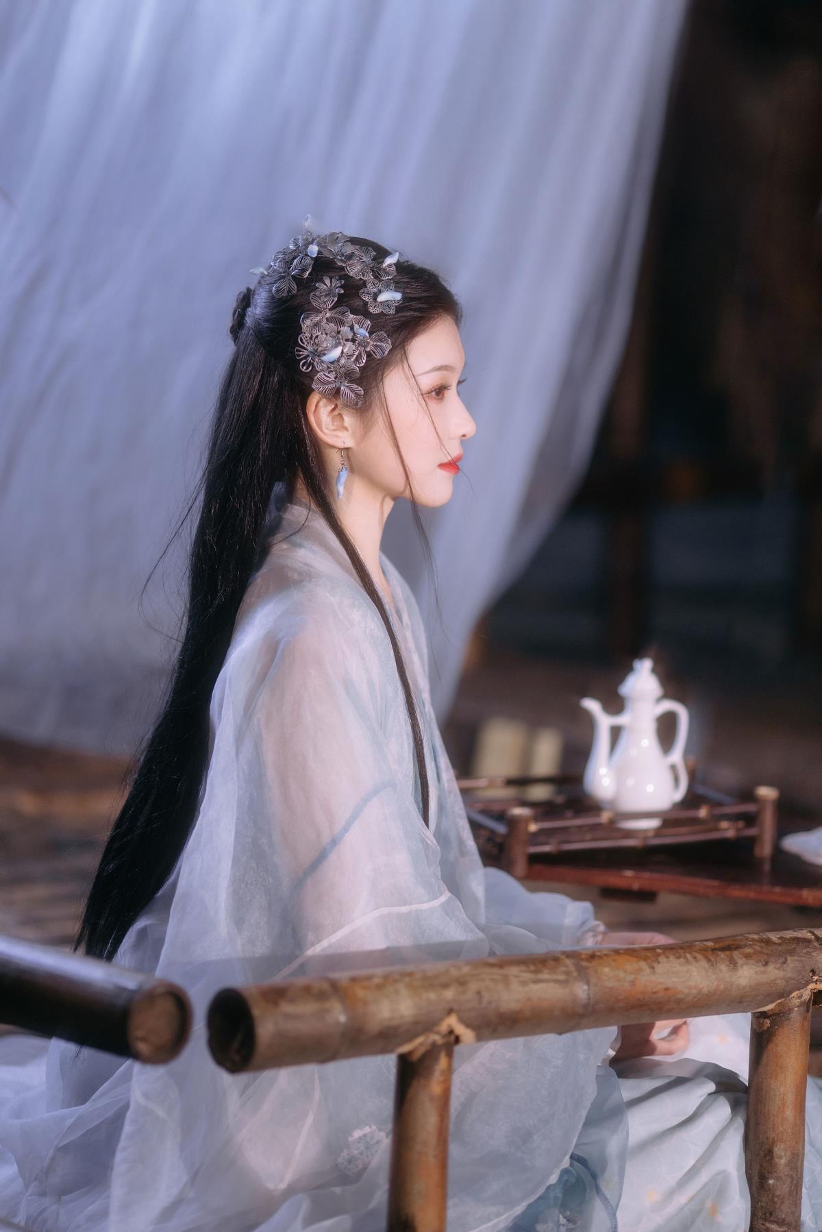 雾妄言仿妆：陈都灵的古风之美，昼夜皆成景