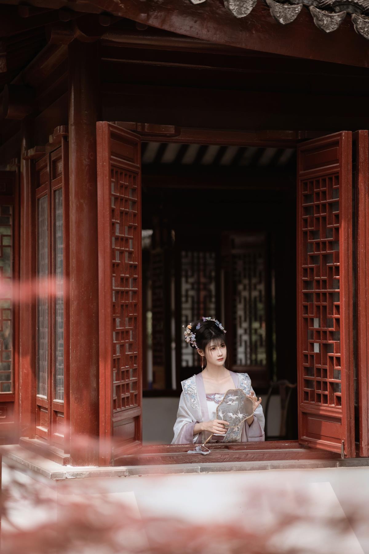 故园花月情，难觅旧时怀