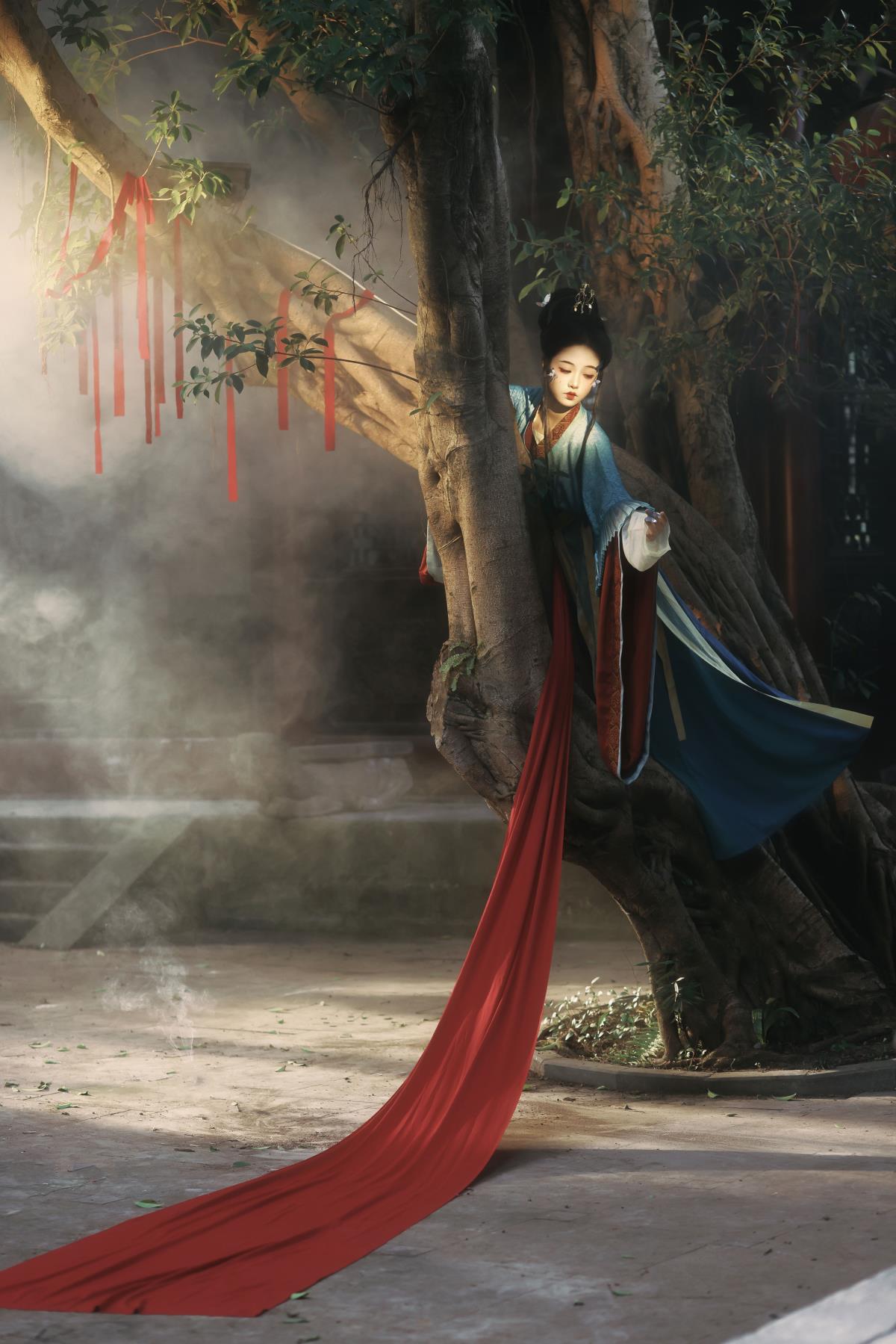 云霄难望仰神女，洛神风姿映古风