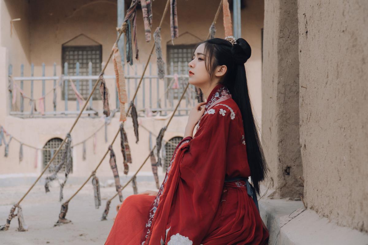 武侠梦萦：斜风细雨中汉服女侠的乱愁织梦