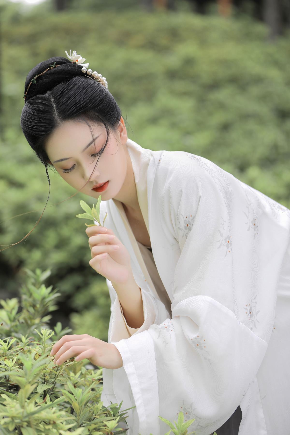 剪云追春：古装下的古风树林意境