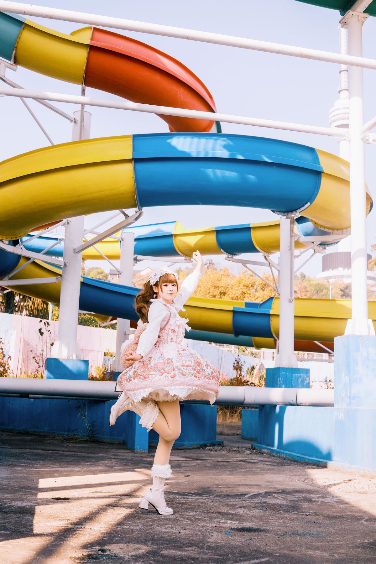 《洛丽塔：守内心童话，绽少女梦幻》 或 《COS可爱少女，着洛丽塔续写公主梦》 或 《洛丽塔少女：童话梦畔，可爱绽放》 等