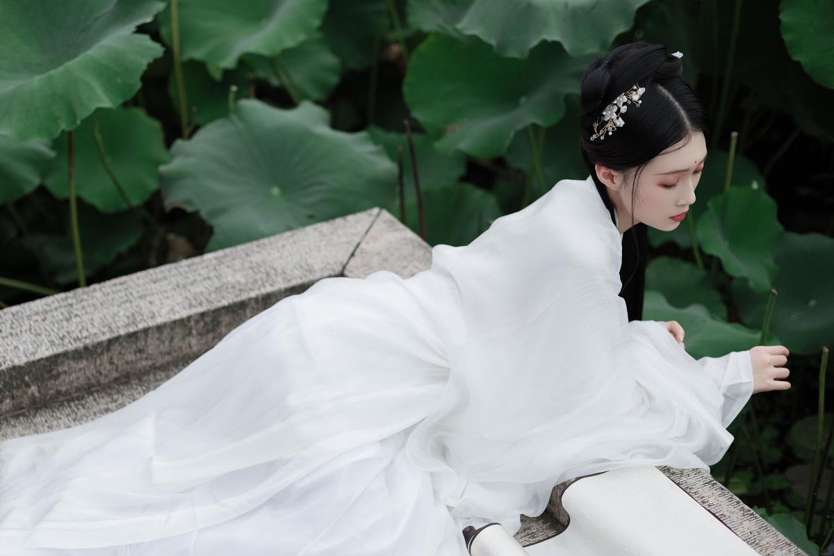 层波潋滟处，白衣古风笑倾城