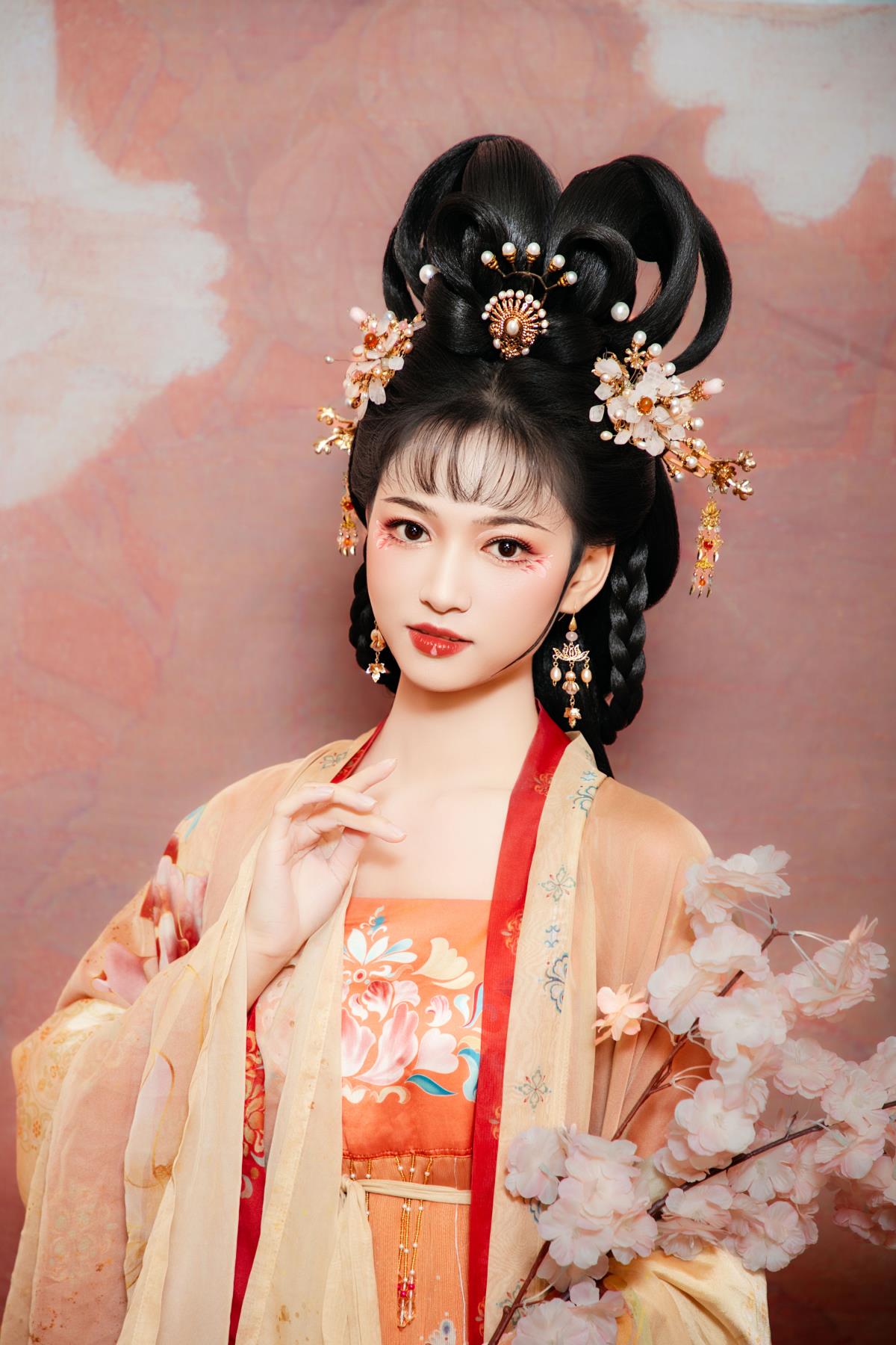 妃子笑：一万次春和景明织就的生命华章，邂逅古风汉服韵 或 古风汉服韵里，妃子笑绽一万次春和景明的生命诗意 或 以妃子笑之名，赴一万次春和景明的古风汉服之约