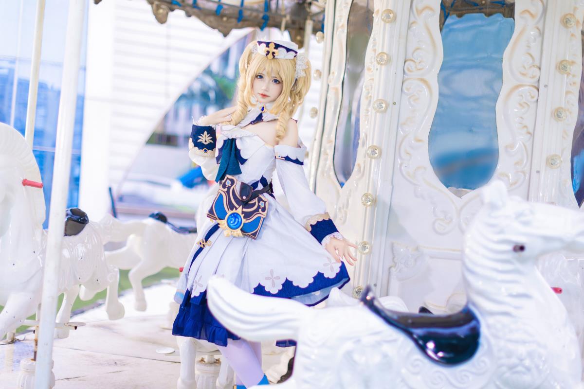 《商场旁废弃旋转木马处的芭芭拉cos：美少女萝莉风的意外出片之旅》