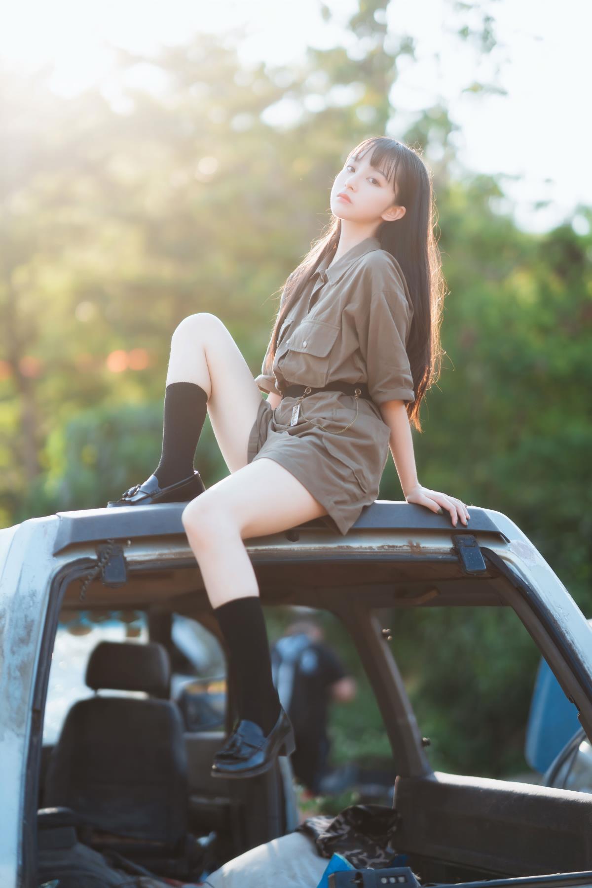 废弃车场的光影之梦：唯美少女与废弃车的未知旅程