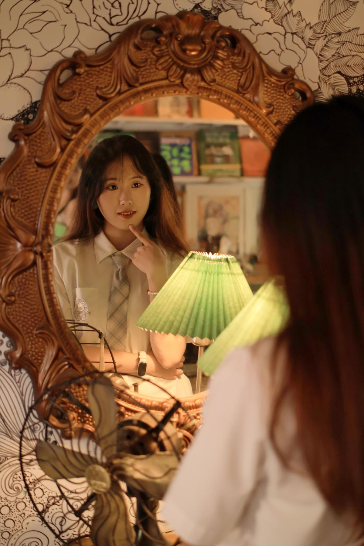 《咖啡馆随拍：邂逅复古日常里的青春少女》