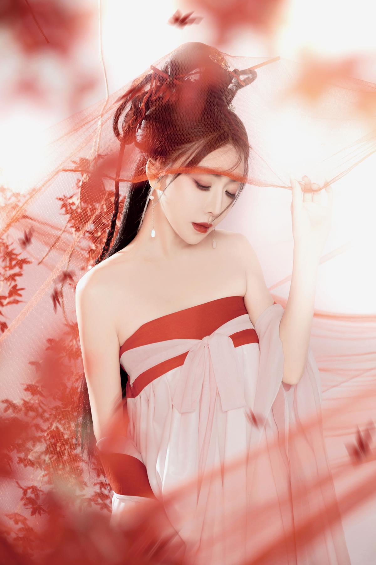 枫叶飘红时，莲房肥露枕席凉