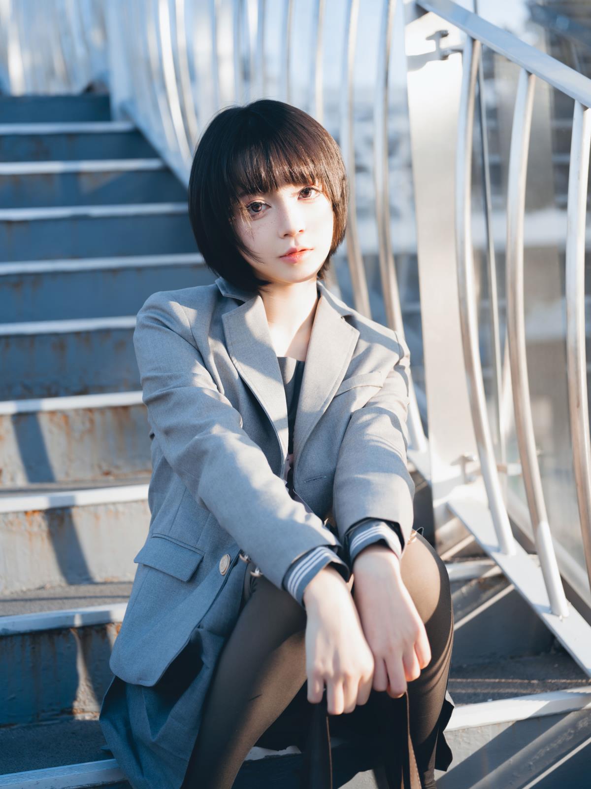 《JK 少女与夕阳下的浪漫奔赴》 （此标题将“JK”融入，体现人物形象，“夕阳下的浪漫奔赴”结合了“那一抹斜阳，而我奔向你”等元素，营造出富有意境的氛围 ） 或者 《夕阳轻轨间，JK 校花的心动追逐》 （包含了“夕阳”“轻轨”“JK”“校花”等关键信息，展现出一种青春浪漫又富有画面感的情境 ）