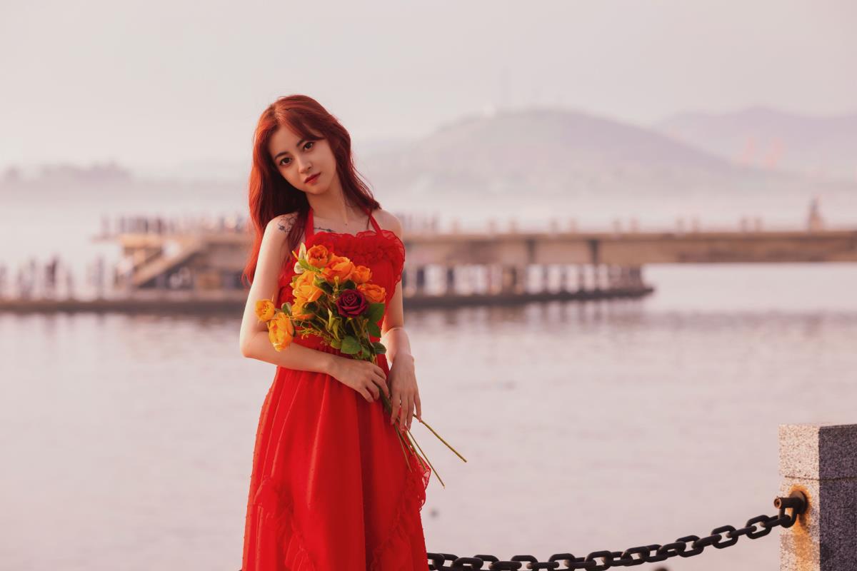 红裙女孩与海边夕阳