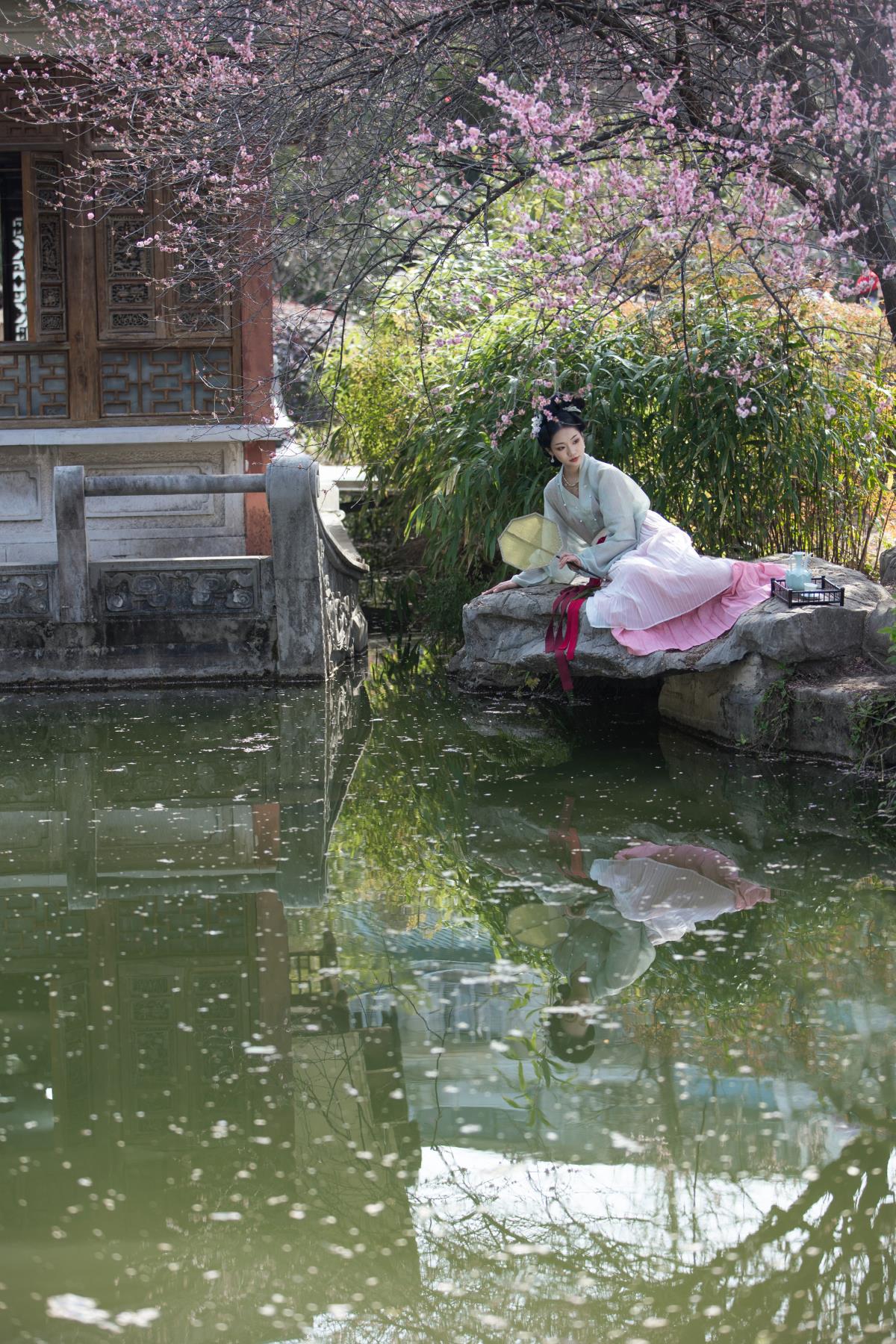 却把青梅嗅：古风美图中的美丽与羞涩