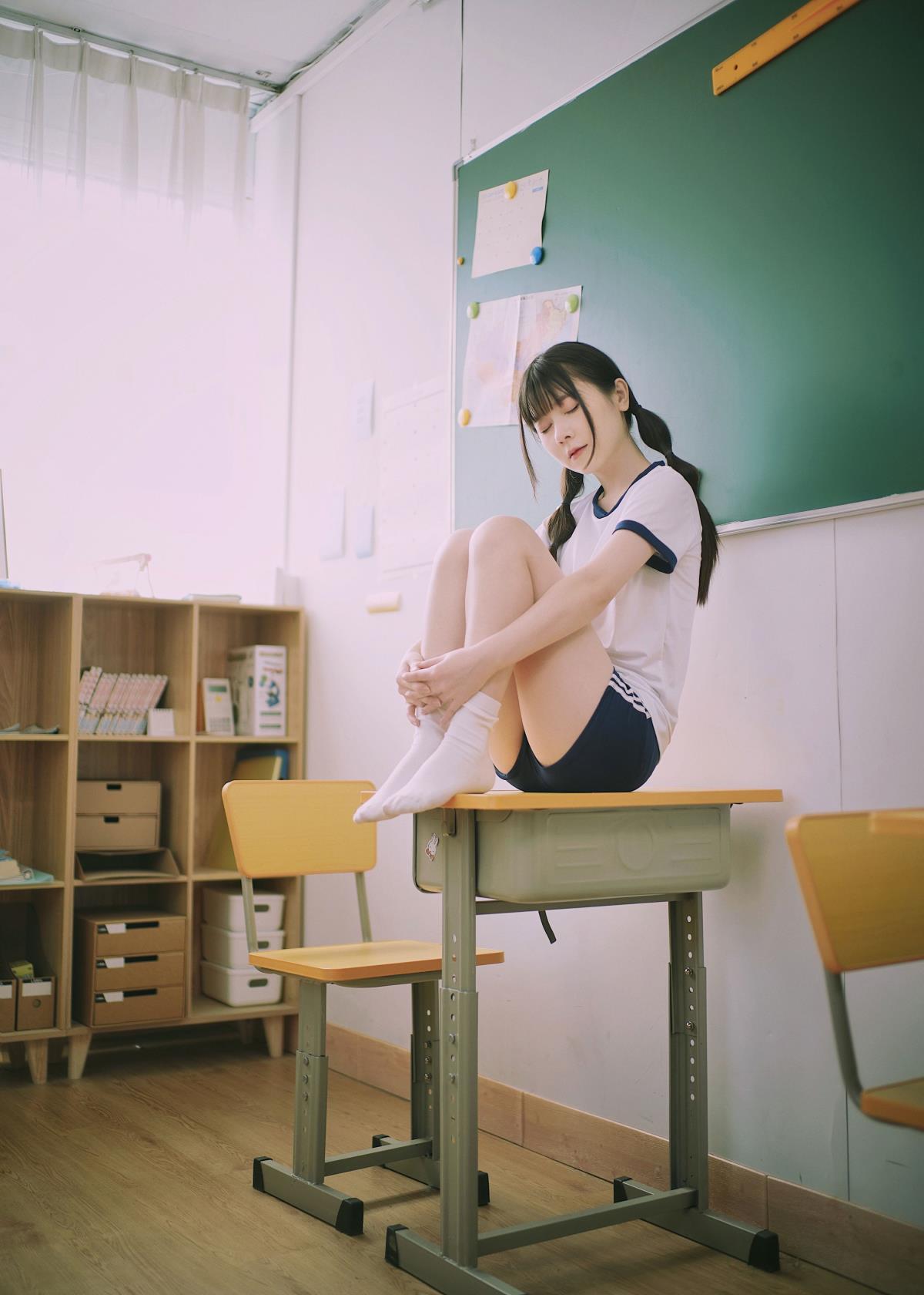 《青春教室：JK 与美好年华的邂逅》 JK 于青春教室一角，活泼跳动间释放无限活力。邂逅美好年华，恰似暖阳穿透斑驳树影，洒下一地璀璨。在这里，青春的故事悄然上演，每一个瞬间都如诗如画，诉说着少女的心事与梦想。 或者 《青春有约，在教室一角遇见美好》 教室 JK，与青春深情相拥。于教室的静谧角落，青春如灵动音符跳跃，奏响一曲华美的乐章。遇见美好年华，宛如清风轻拂湖面，泛起层层温柔涟漪。那是一段段纯真岁月，在时光长河中熠熠生辉。