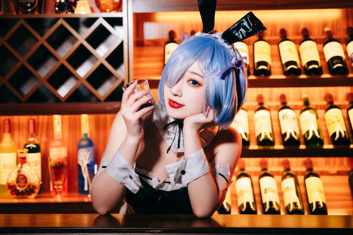 《蕾姆兔女郎：手办演绎的绝美性感Cosplay风情》