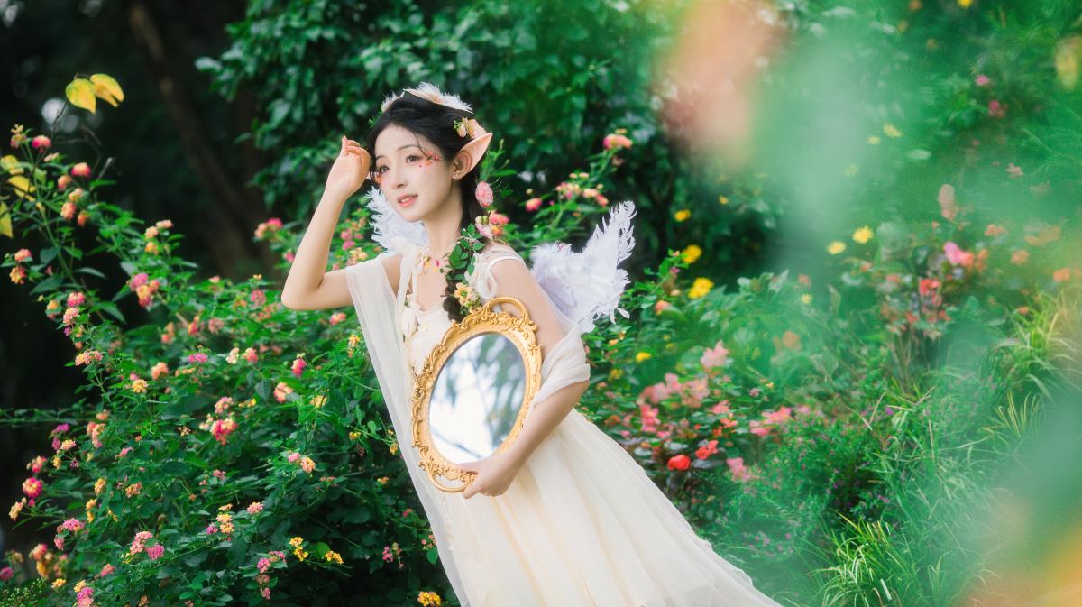 花丛中苏醒的精灵：Cosplay 天使与小仙女的梦幻邂逅