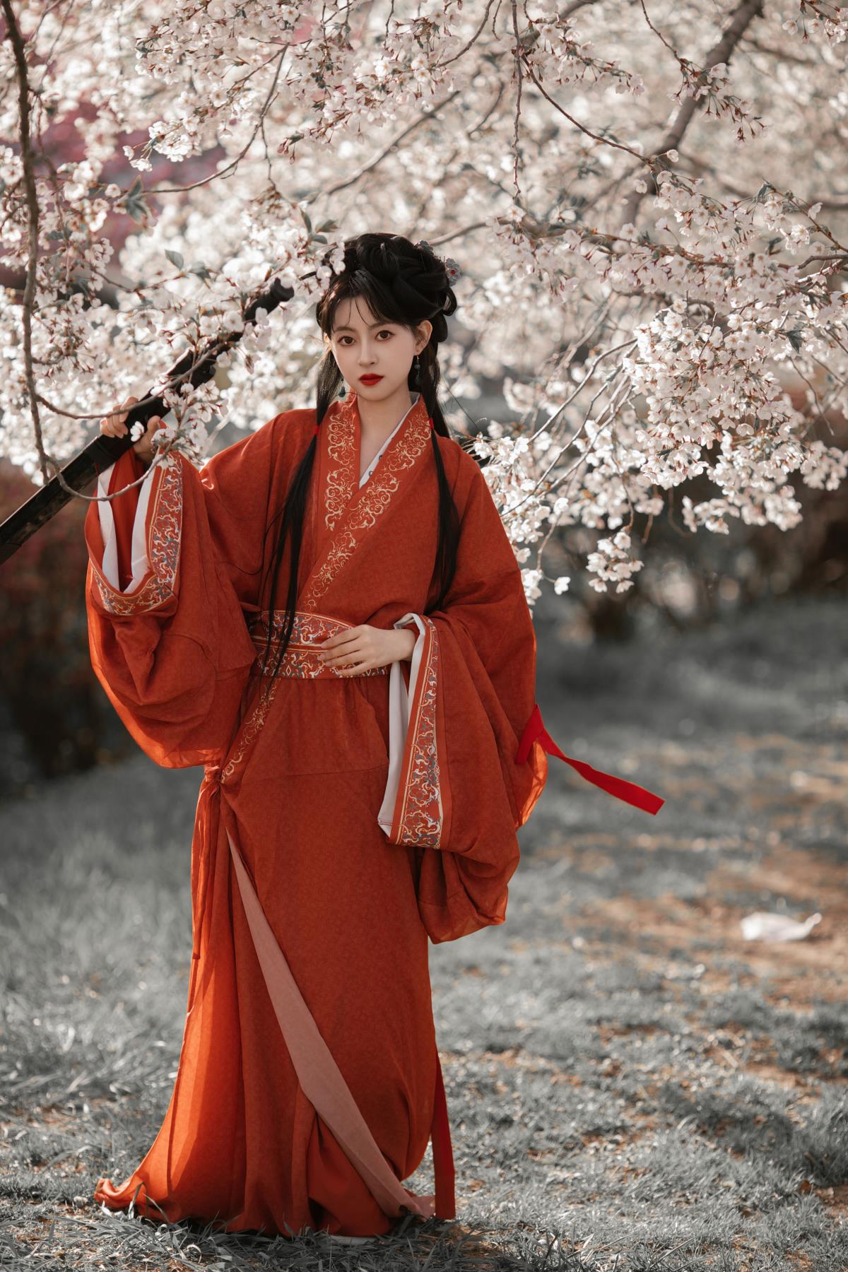 夕阳下，身着朱红战国袍的女子，宿命感满溢的古装氛围