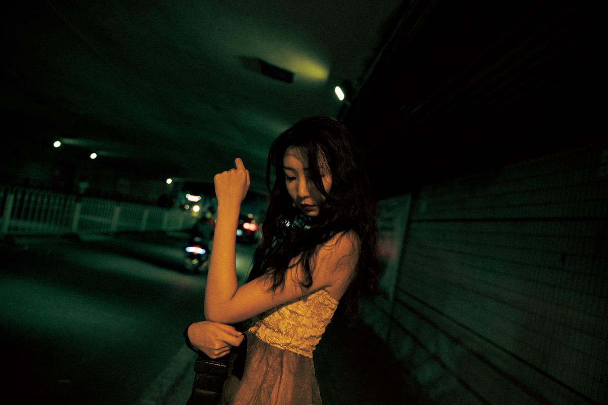 《港风美人：走进王家卫电影般的昏暗街边与枯黄灯光》