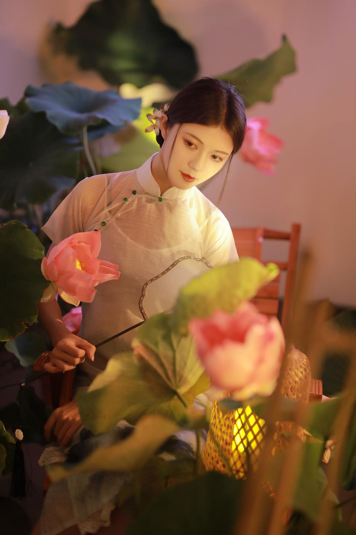 入目无别人，唯见优雅旗袍与清冷风情