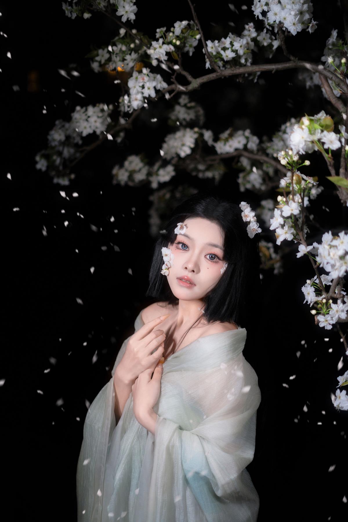 杏花微雨间的心动之景：微风、晚霞与无可替代的夜