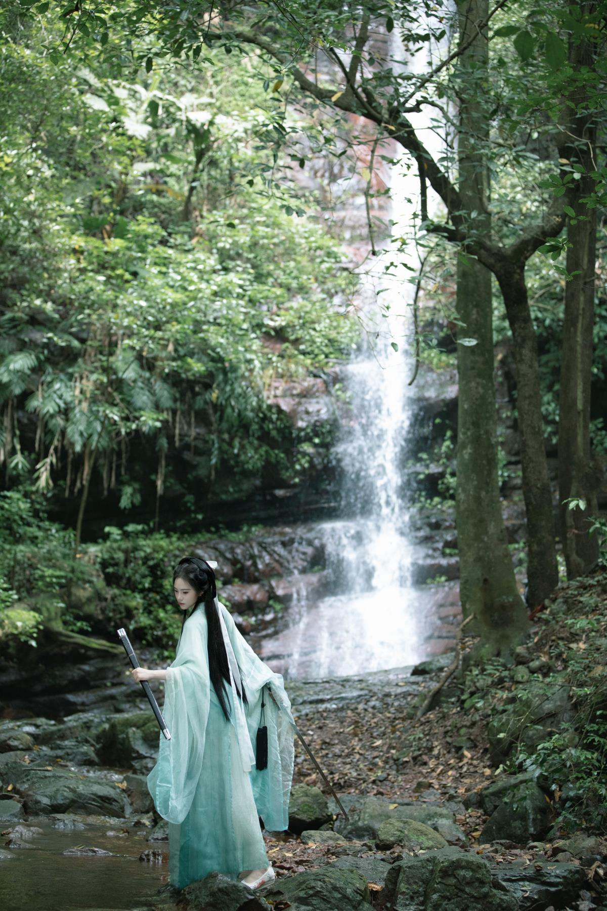 《剑意悠悠，穿梭山水画卷》 解析：“剑意，一叶舟轻，双桨鸿惊。水天清、影湛波平。鱼翻藻鉴，鹭点烟汀。过沙溪急，霜溪冷，月溪明。重重似画，曲曲如屏”描绘出了一幅充满诗意与意境的山水画面，其中“剑意”又增添了一份独特的韵味。“古风，山林，意境，瀑布”进一步强调了文章的风格和元素。因此，“剑意悠悠，穿梭山水画卷”这个标题既包含了原文中的关键信息，又富有意境和文艺感，能够吸引读者的兴趣。