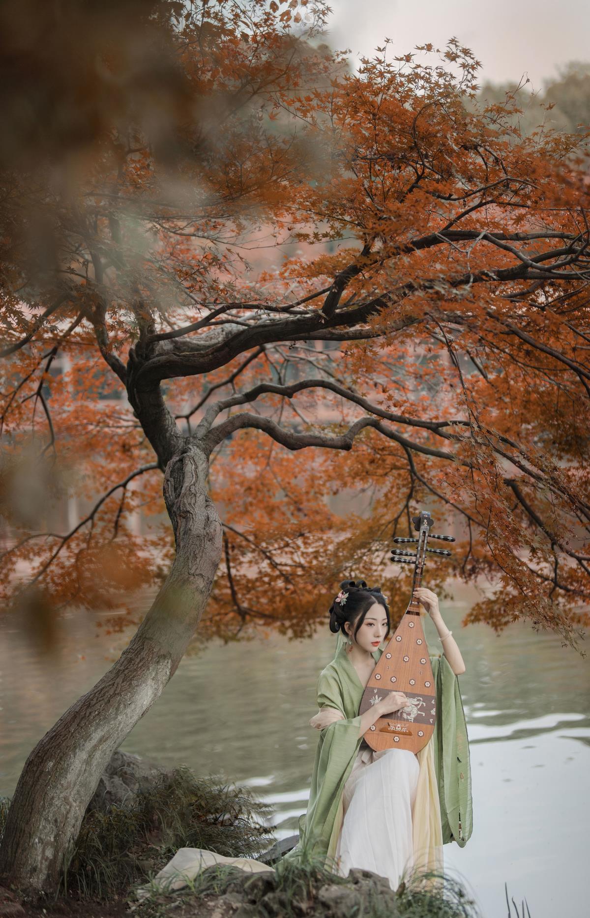 琵琶亭畔秋意浓，橙黄橘绿韵悠长