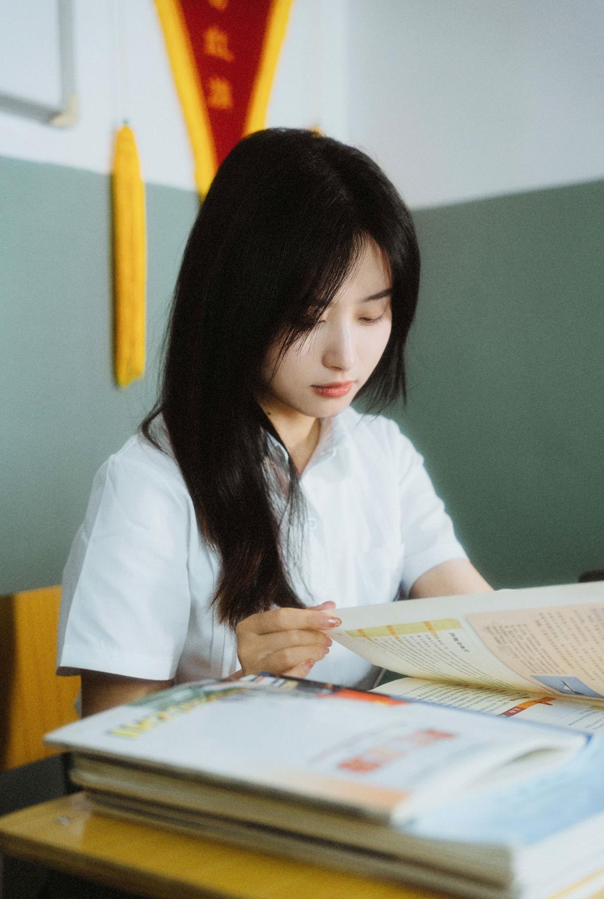 《星空外的宇宙，多年后虚构的我们，与少女校花的胶片时光》