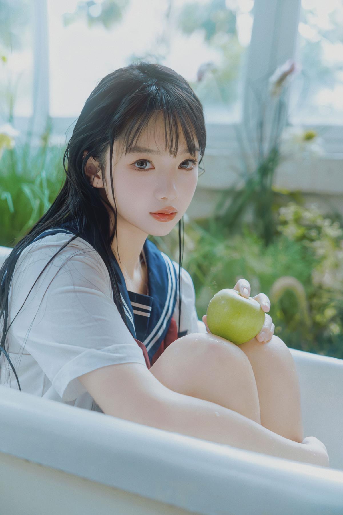 《青苹果下，身着水手服的少女在浴缸中邂逅青春暖阳》