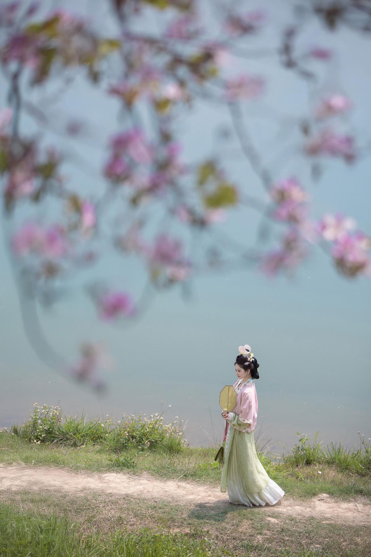 芳菲簪花，春衫团扇间的清新古风韵