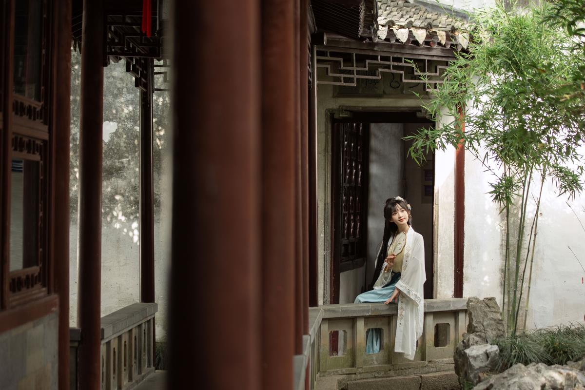 小扇引微凉，邂逅宋制汉服下的清新少女古风唯美意境