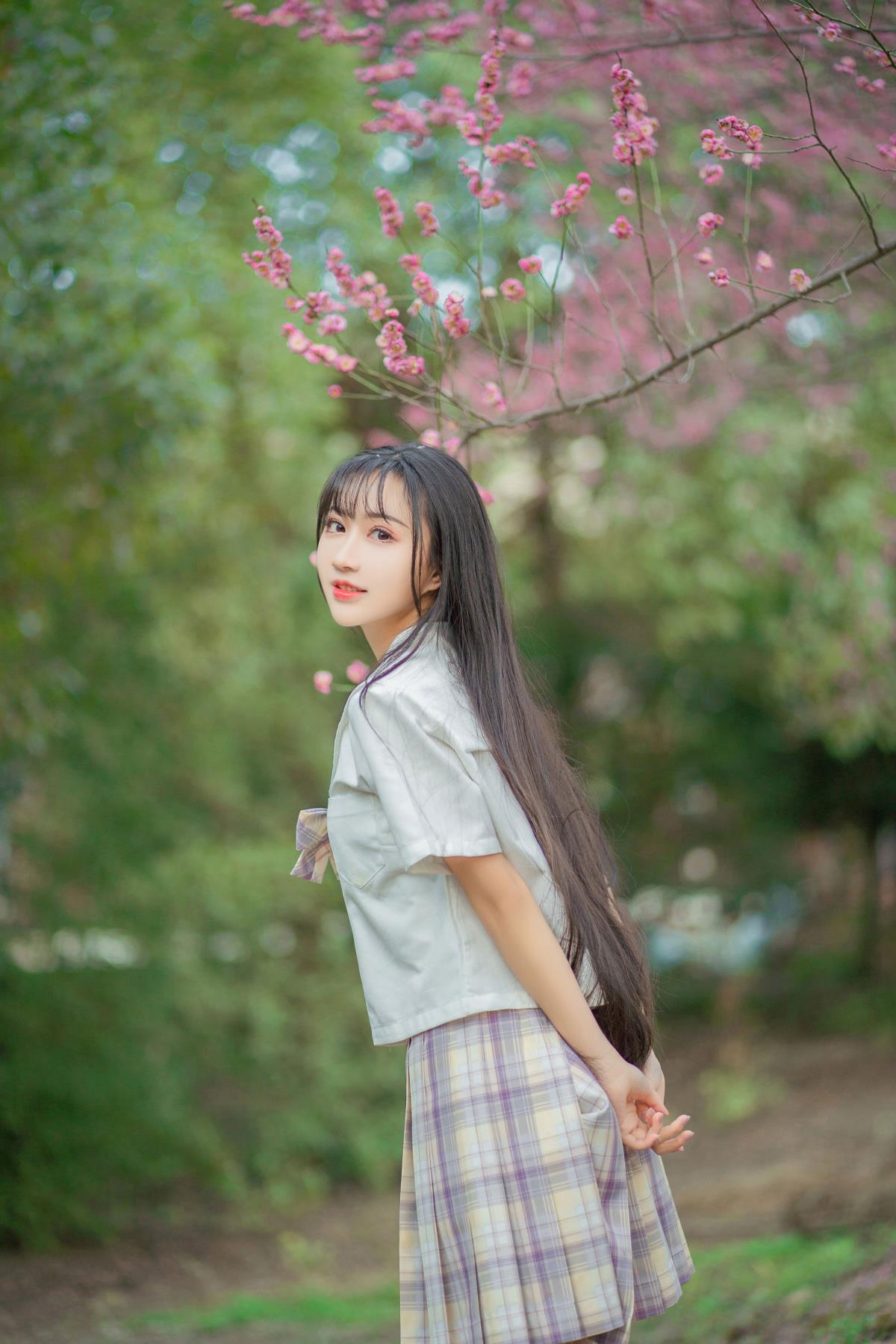 时光蹁跹梦万千，静待人间一两风，邂逅养眼少女