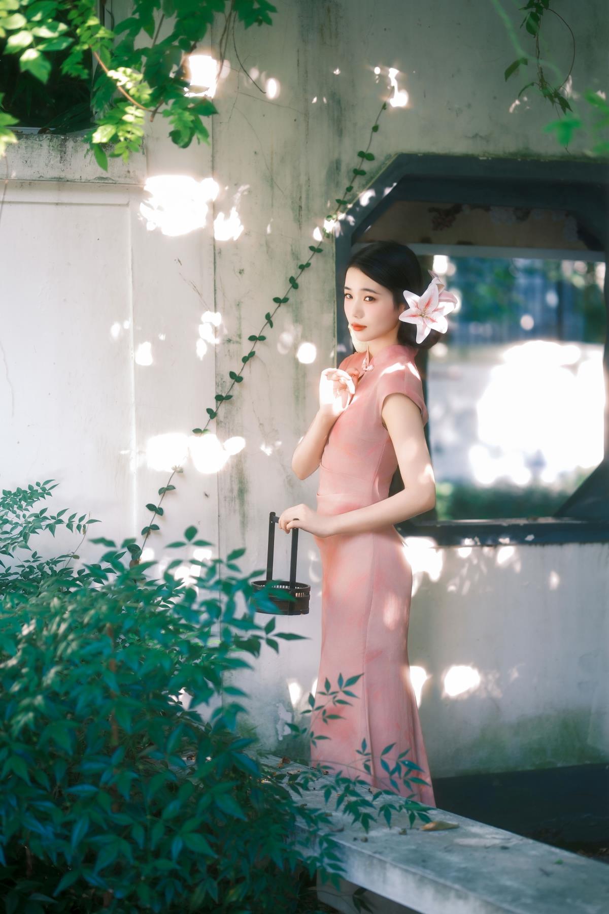 复古旗袍营造民国氛围：林花谢了春红，太匆匆 民国忆：旗袍韵里，人生长恨水长东 旗袍与民国：林花谢春红，匆匆岁月情 在民国氛围里，着旗袍忆林花春红匆匆情 复古旗袍，演绎民国林花春红的长恨时光