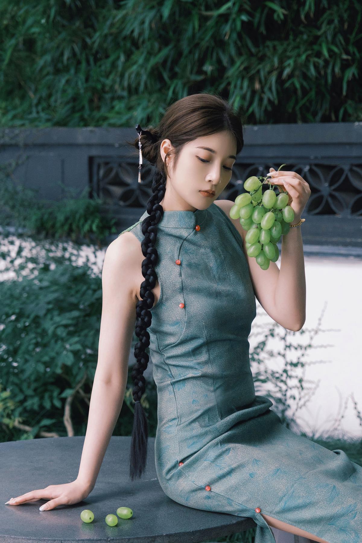 别苑青提间，旗袍美人展妖娆风姿醉周郎目瞩小乔