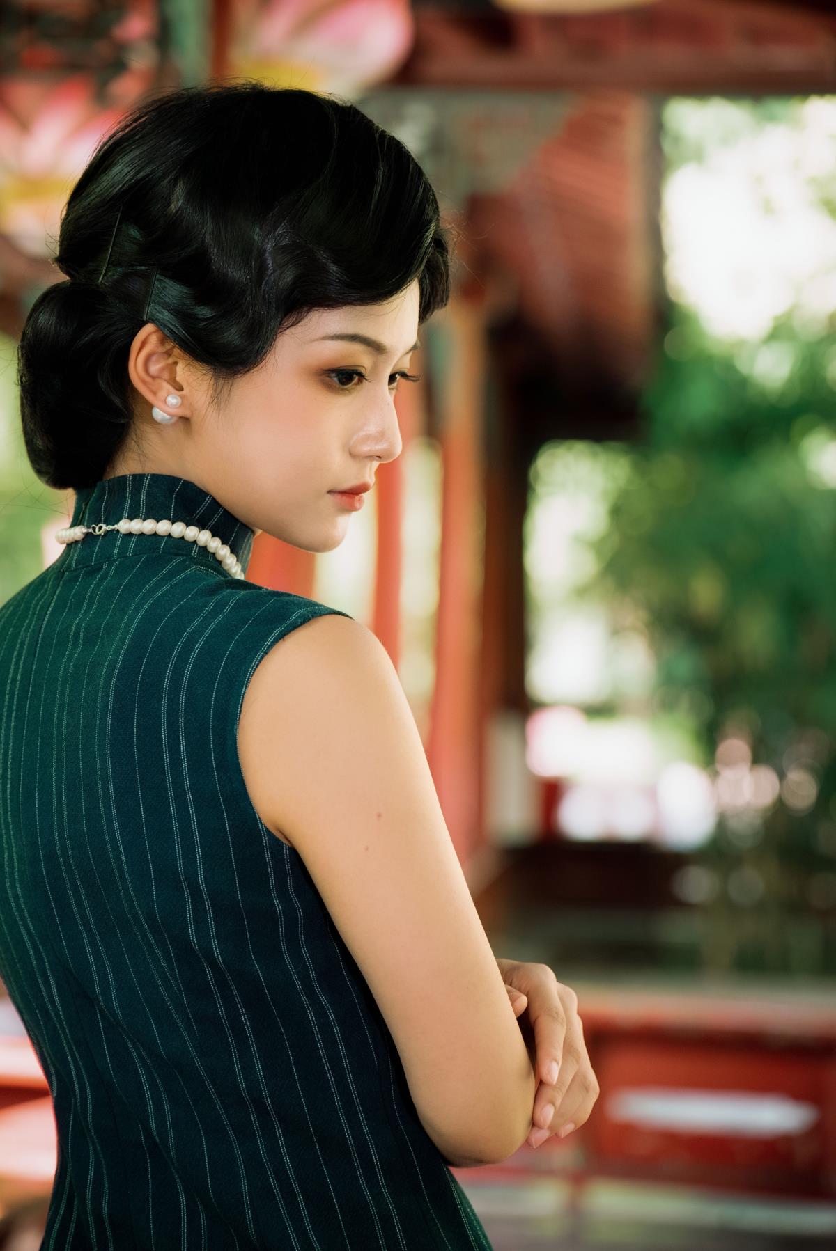 《心若有盼，明暗交织：旗袍美学下的中式优雅与期待的止息》 （将提取的关键信息进行组合与润色，形成一个富有意境且涵盖关键元素的标题，你可根据喜好调整，比如也可以是《旗袍韵里，期盼与失望的明暗之变》等）