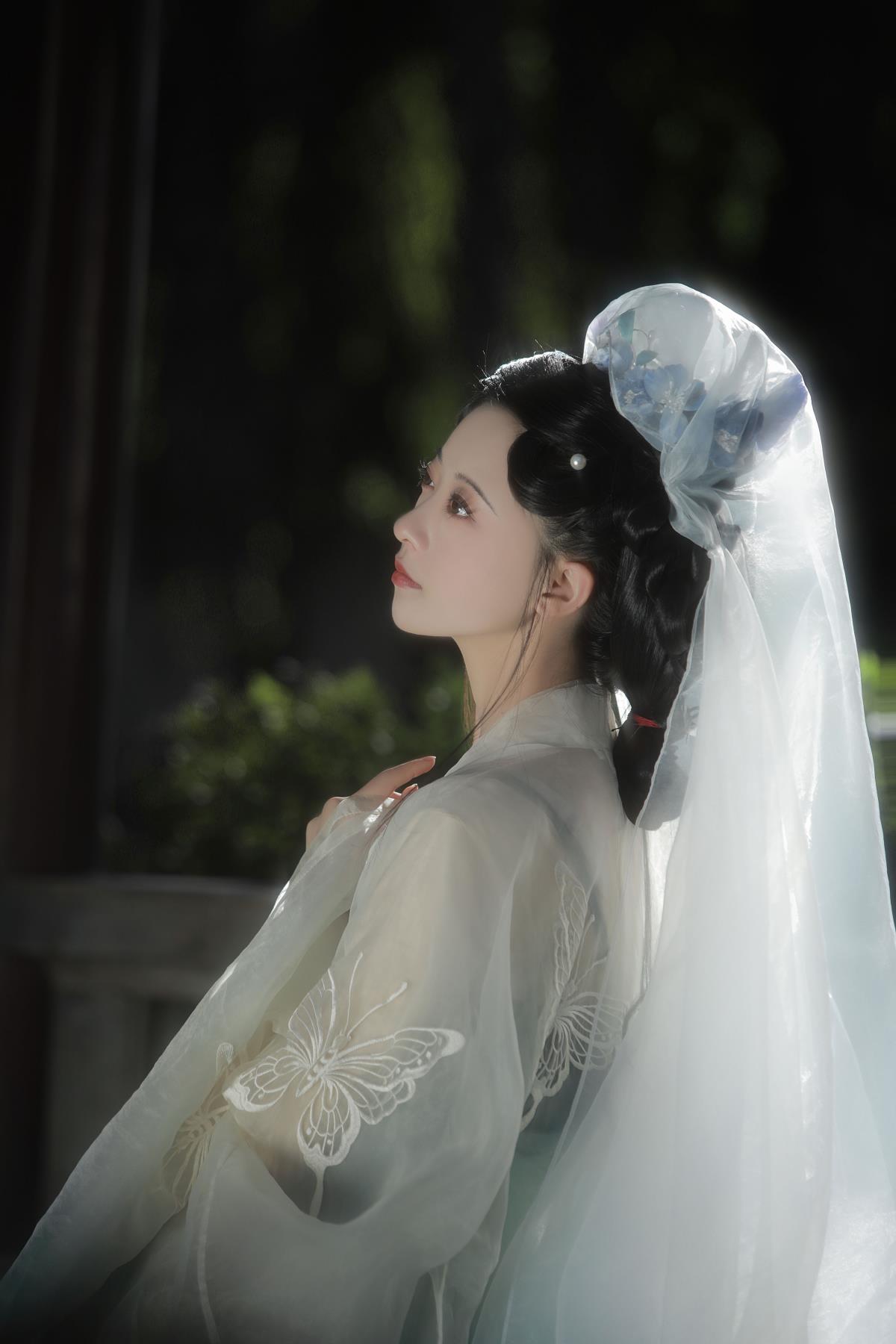 《浑似姑射真人：灵秀高洁，不与群芳同列的唯美意境》 解析：原内容中提到“浑似姑射真人，天姿灵秀”突出了人物的灵秀特质，“不与群芳同列”体现出独特性，整体围绕着一种唯美的意境，所以以此为基础生成了上述标题，既包含了关键信息，又具有文艺风格。